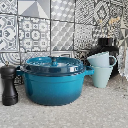 Modern City With Balcony, Best Location Hotel *